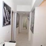 Metro Apartment *